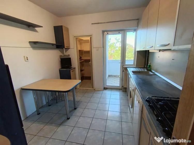 Apartament cu 3 camere decomandat în Săsar