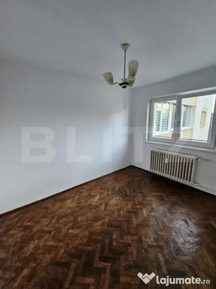 Apartament cu 4 camere decomandat în Central