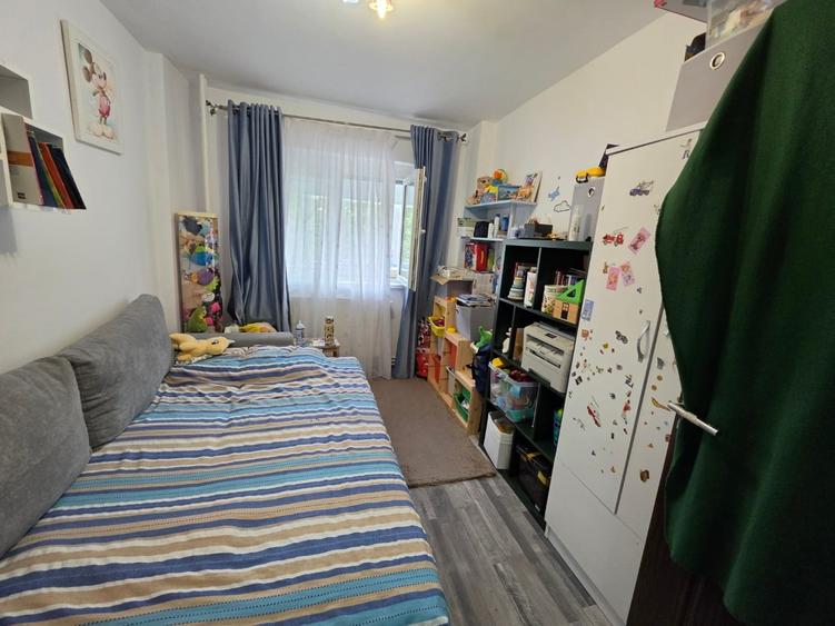 Apartament cu 3 camere semidecomandat în Dristor