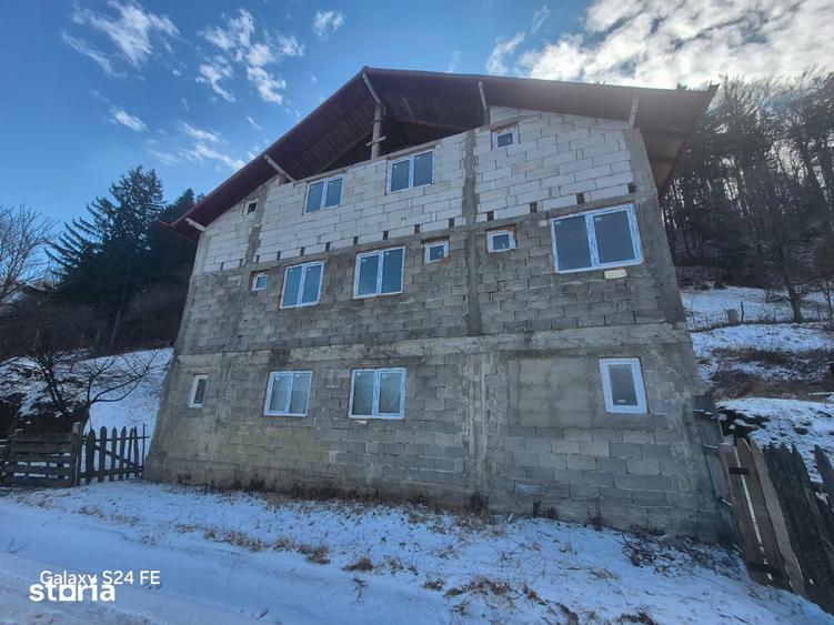 Casă cu 8 camere cu Teren 800 Mp în Central