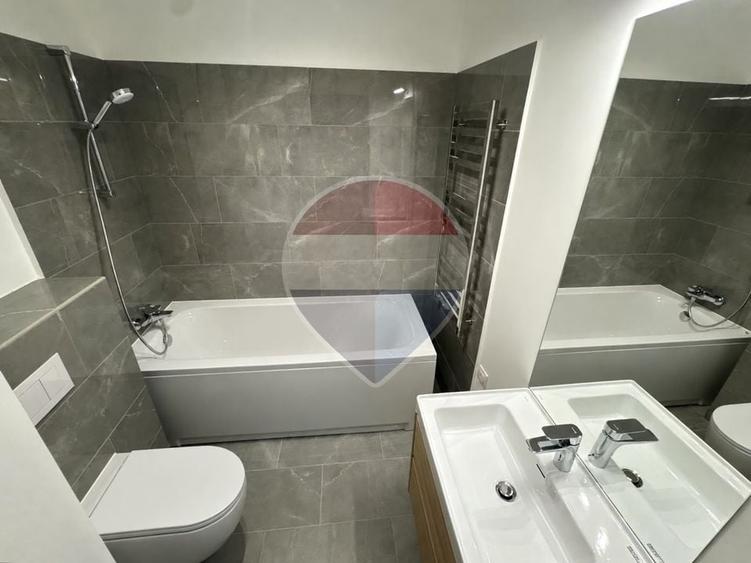 Apartament cu 3 camere semidecomandat, mobilat în Gară