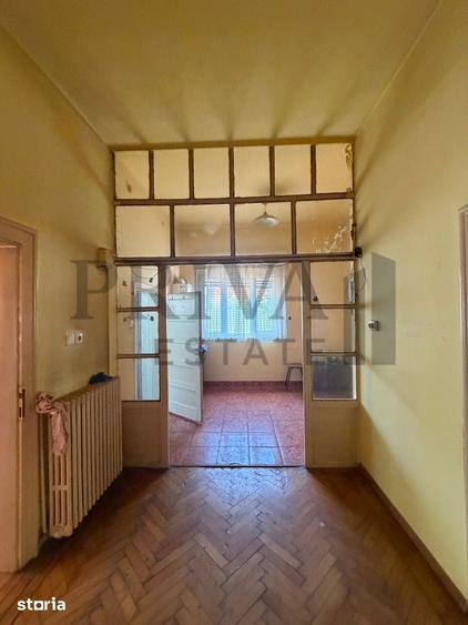 Casă cu 8 camere cu Teren 908 Mp în Steaua