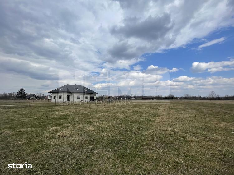Teren de 2600 mp, în Marginea
