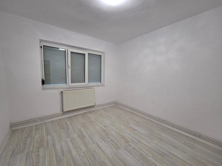 Apartament cu 2 camere semidecomandat în Adjud
