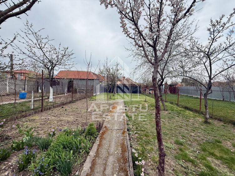 Casă individuală cu 6 camere cu Canalizare în Plopi