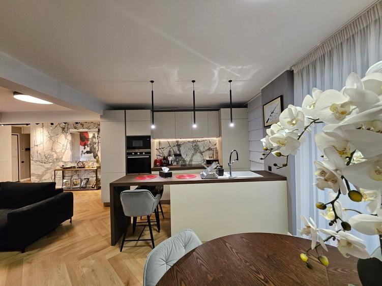 Apartament cu 4 camere semidecomandat, mobilat în Iancu Nicolae