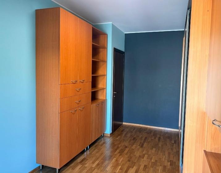 Apartament cu 3 camere decomandat, mobilat în Sisești