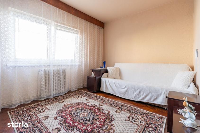 Apartament cu 3 camere semidecomandat, mobilat în Central