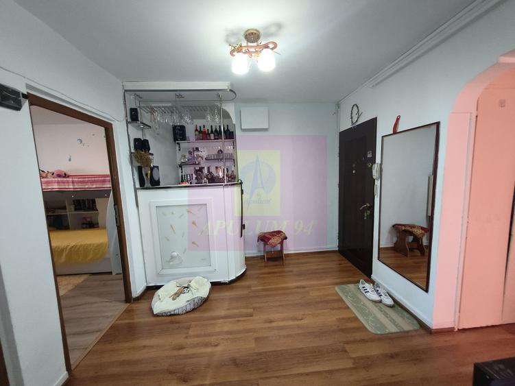 Apartament cu 4 camere semidecomandat, mobilat în P-ța Reșița