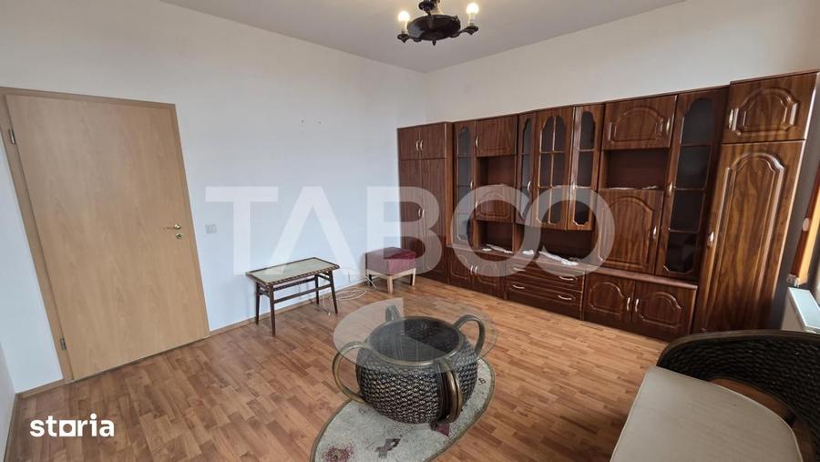 Apartament cu 4 camere decomandat, mobilat în Est