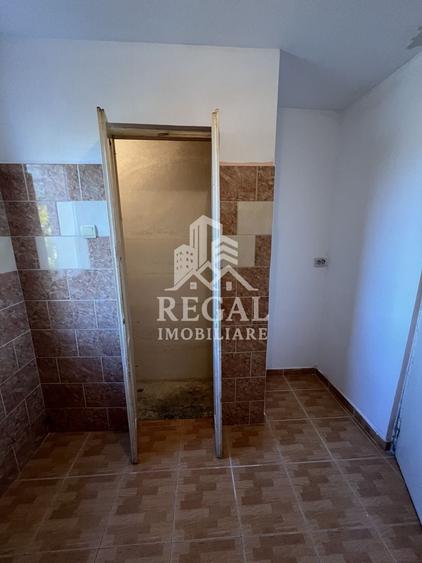 Apartament cu 3 camere semidecomandat în Exterior Est