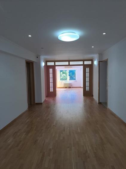 Apartament cu 4 camere semidecomandat în Splaiul Unirii