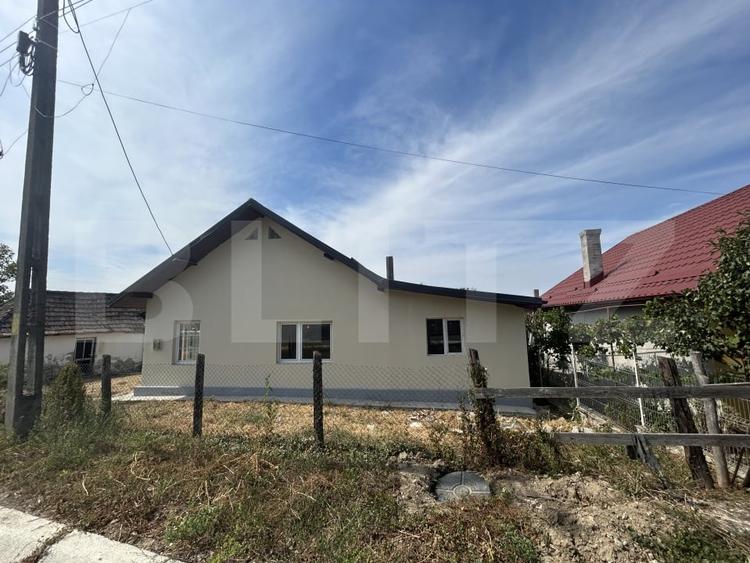 Casă individuală cu 3 camere cu Canalizare în Petrești