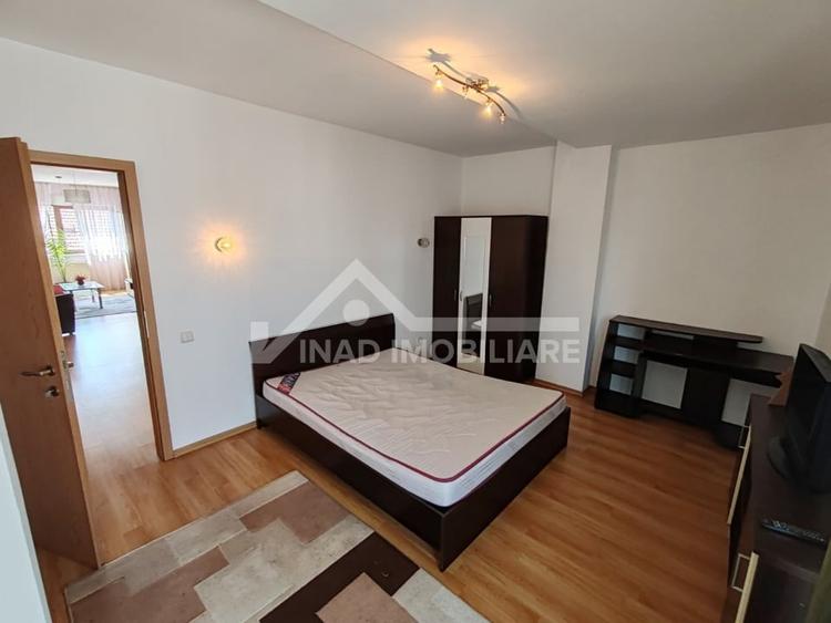 Apartament cu 3 camere semidecomandat, mobilat în Central