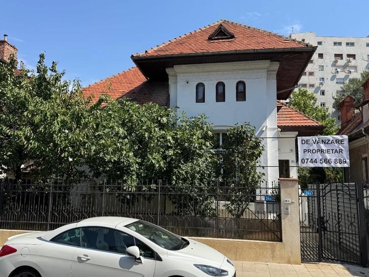 Casă individuală cu 5 camere cu Canalizare în Dorobanți