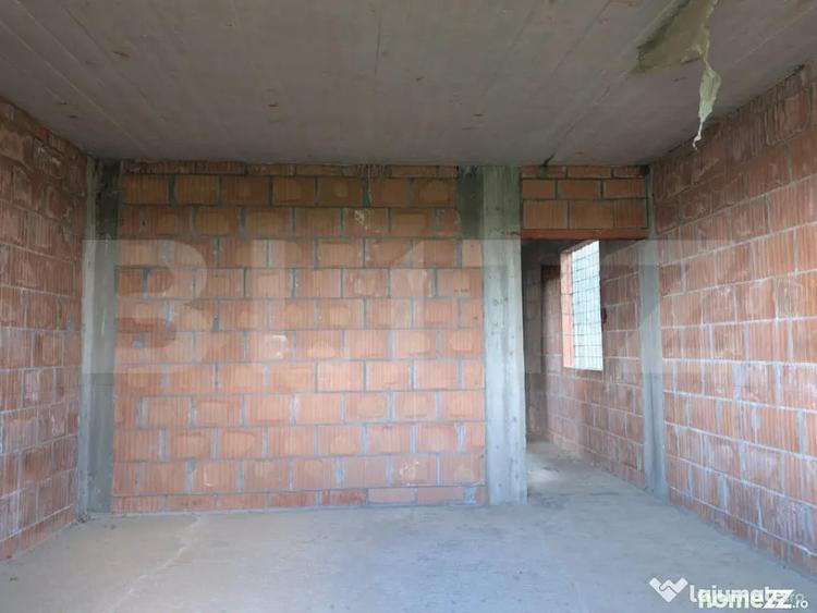 Casă cu 7 camere cu Teren 7500 Mp în Central