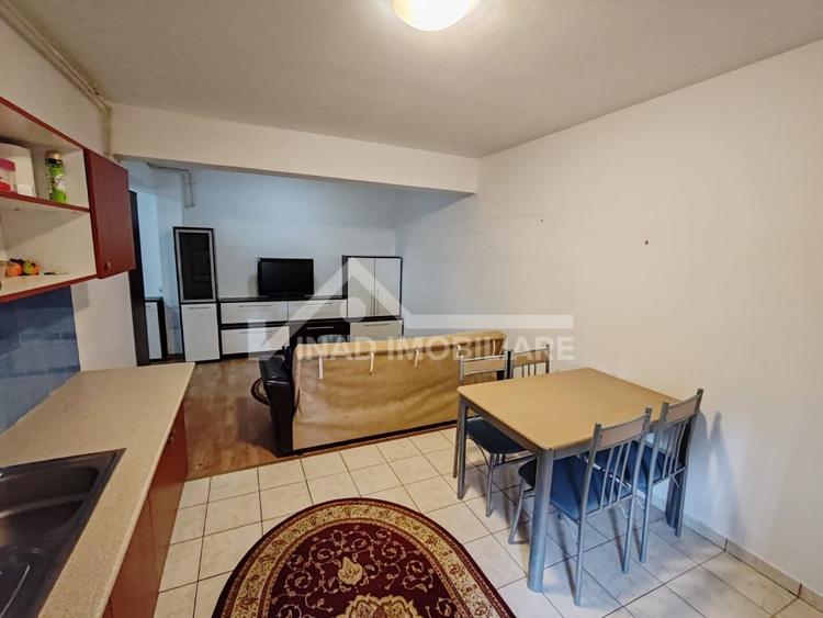 Apartament cu 3 camere semidecomandat, mobilat în Bună Ziua