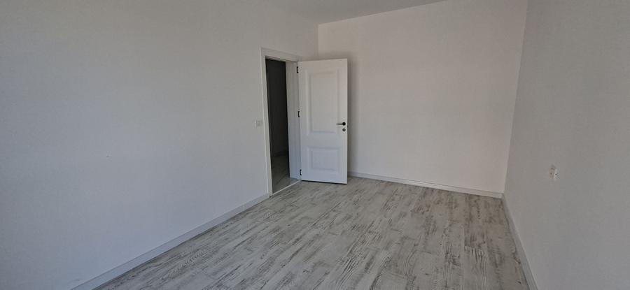 Apartament cu 3 camere semidecomandat în Dumbrăvița