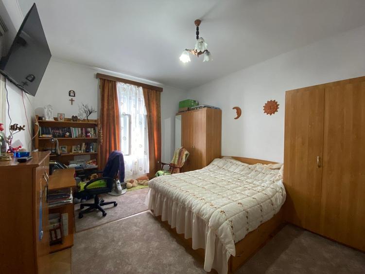 Apartament cu 4 camere decomandat în Orașul de Jos