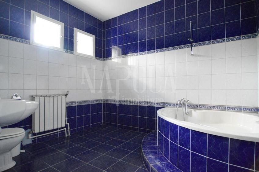 Casă individuală cu 11 camere cu Canalizare în Zorilor