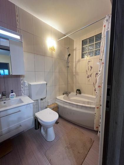 Apartament cu 3 camere semidecomandat, mobilat în Ștrand
