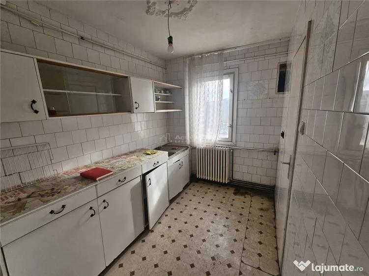 Apartament cu 3 camere semidecomandat în Micro I