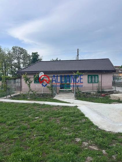 Casă cu 4 camere semidecomandat cu Teren 2200 Mp în Cerchezu