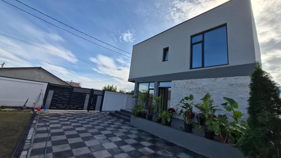 Casă individuală cu 4 camere cu Canalizare în Central