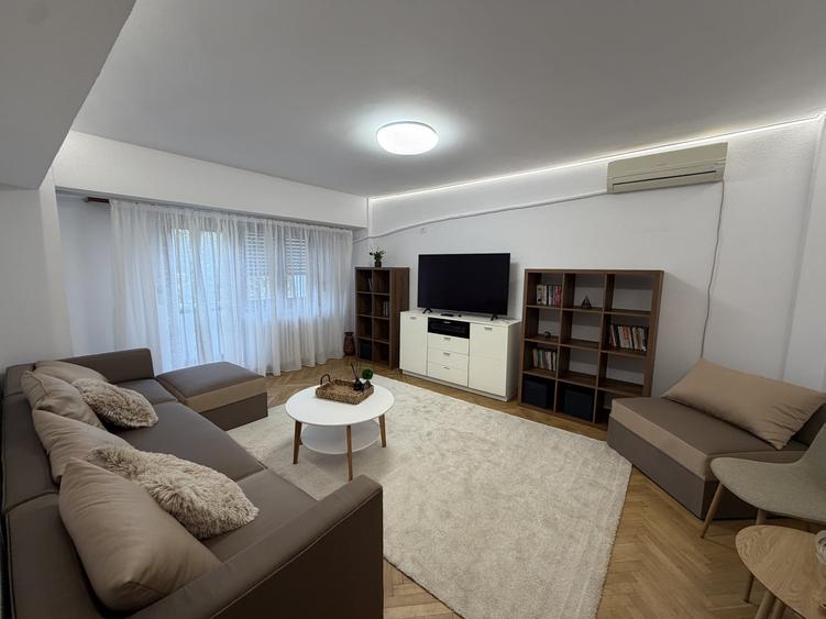 Apartament cu 3 camere decomandat, mobilat în P-ța Unirii