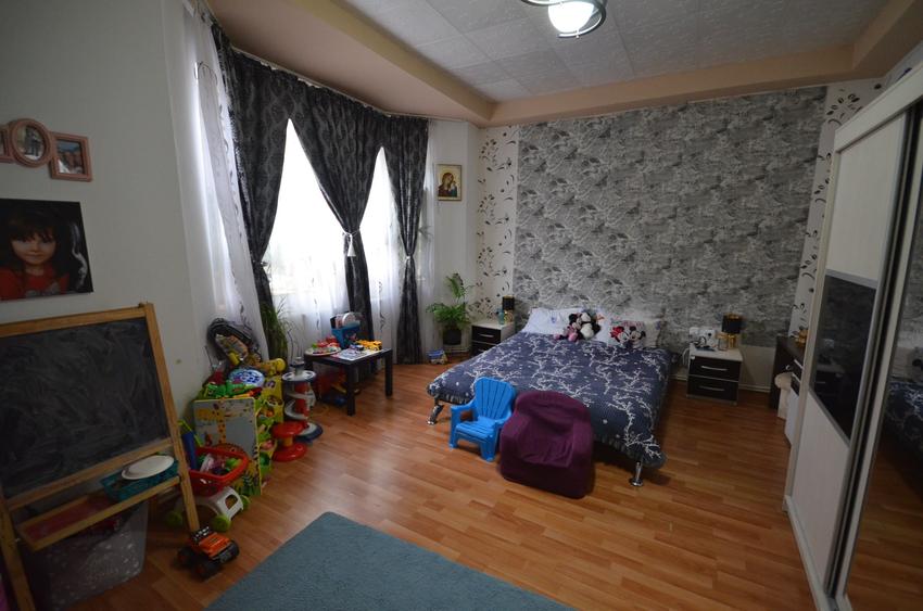 Apartament cu 6 camere decomandat în Calea Călărașilor