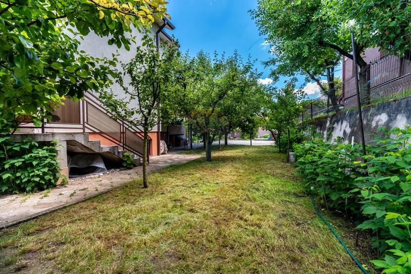 Casă individuală cu 7 camere cu Teren 657 Mp în Central