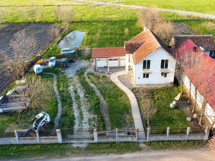 Casă individuală cu 5 camere cu Garaj în Șipet