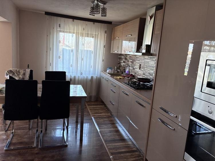 Casă cu 4 camere în Central