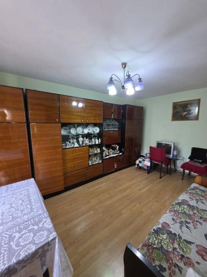 Apartament cu 3 camere decomandat în Iosia