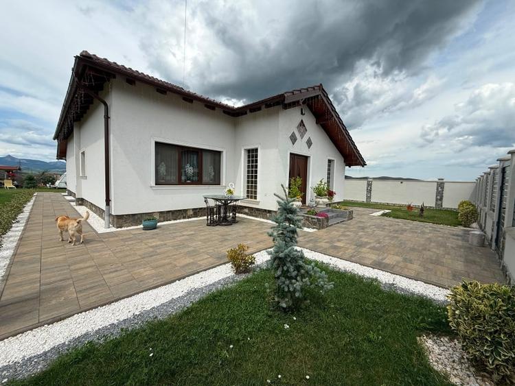 Casă individuală cu 3 camere cu Canalizare în Micești