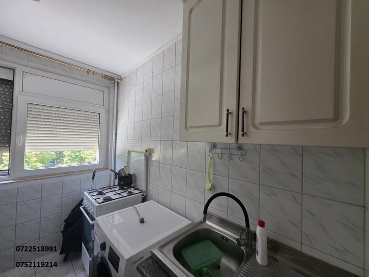 Apartament cu 3 camere semidecomandat în Baba Novac