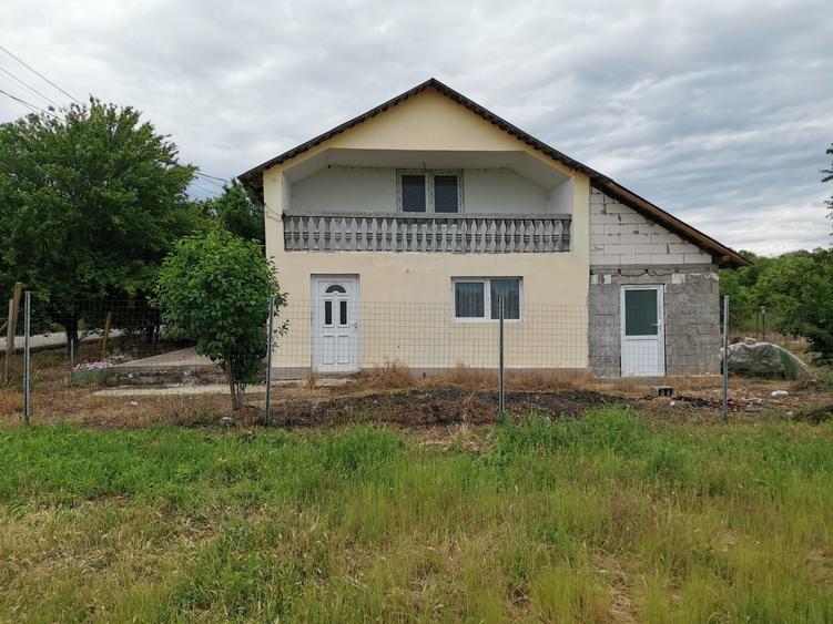 Casă cu 3 camere în Răcarii de Sus