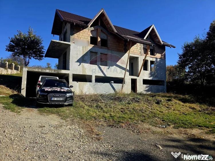 Casă cu 5 camere cu Teren 2700 Mp în Alexandru cel Bun