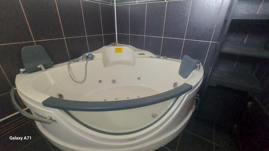 Casă individuală cu 10 camere cu Canalizare în Grădiștea