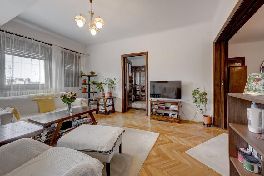 Apartament cu 4 camere decomandat, mobilat în Armeneasca