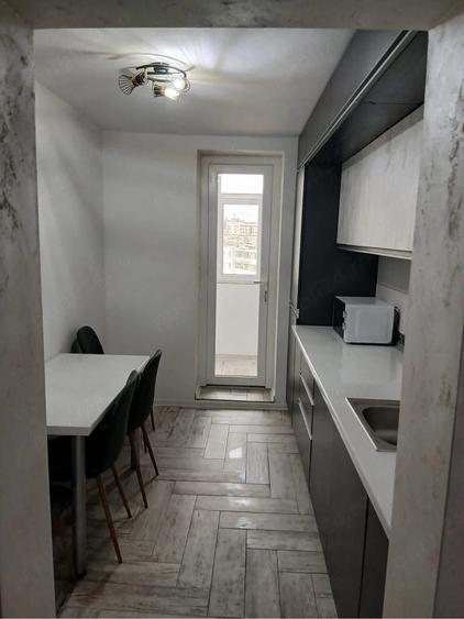 Apartament cu 3 camere semidecomandat în Eremia