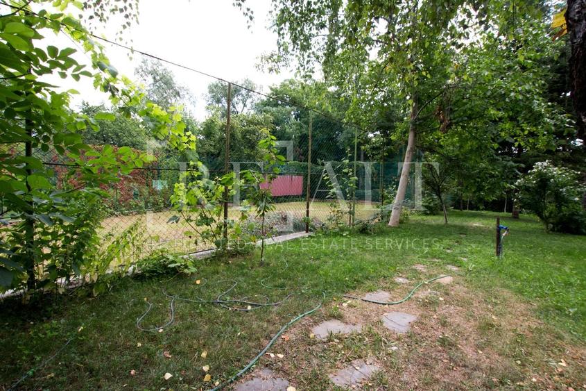 Casă individuală cu 10 camere cu Canalizare în Central