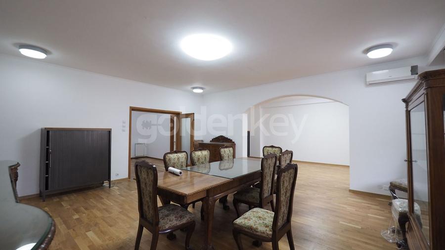 Apartament cu 9 camere decomandat în Aviatorilor
