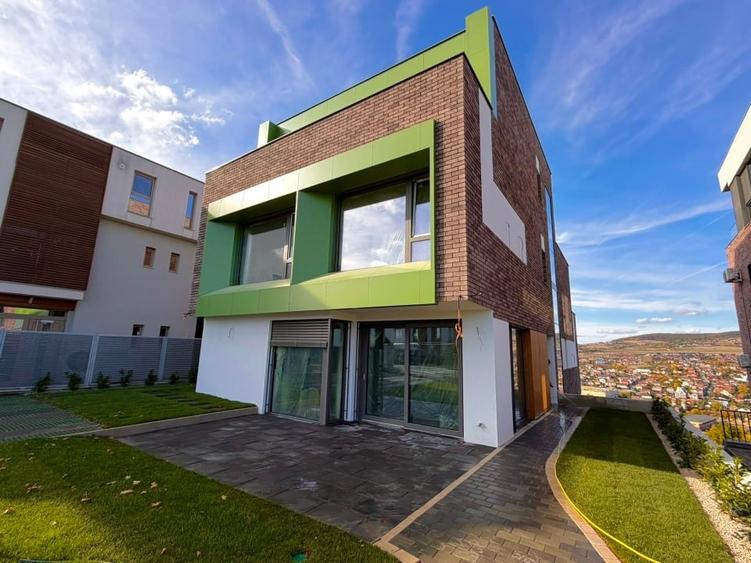 Duplex cu 5 camere cu Canalizare în Gruia