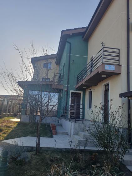 Casă individuală cu 10 camere cu Canalizare în Exterior Vest