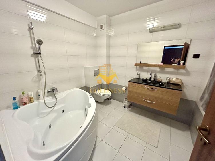 Apartament cu 3 camere semidecomandat, mobilat în Florești