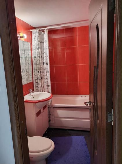 Apartament cu 3 camere decomandat, mobilat în Nicolina