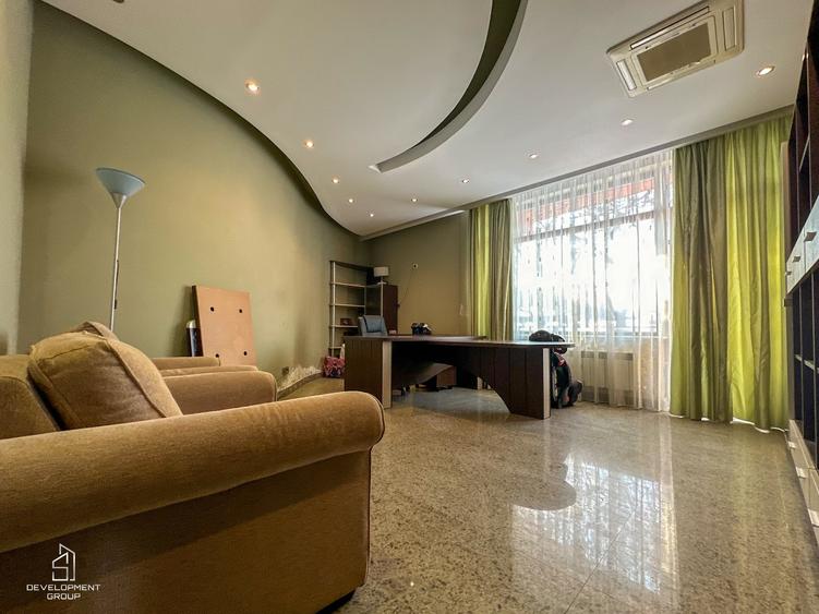 Duplex cu 11 camere cu Garaj în Central