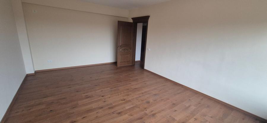Apartament cu 4 camere semidecomandat în Primăverii