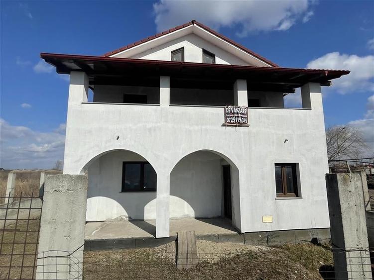 Casă individuală cu 5 camere cu Teren 526 Mp în Exterior Nord